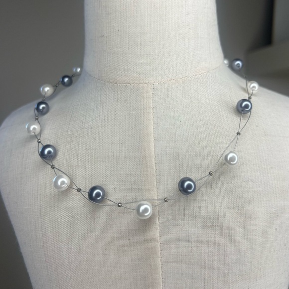 Silver wire floating gray and white faux pearl necklace good condition - Picture 3 of 7